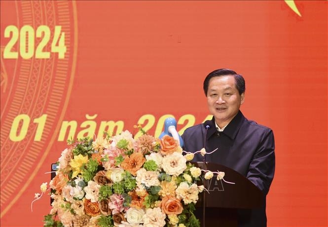 El viceprimer ministro Le Minh Khai visita la provincia de Dien Bien