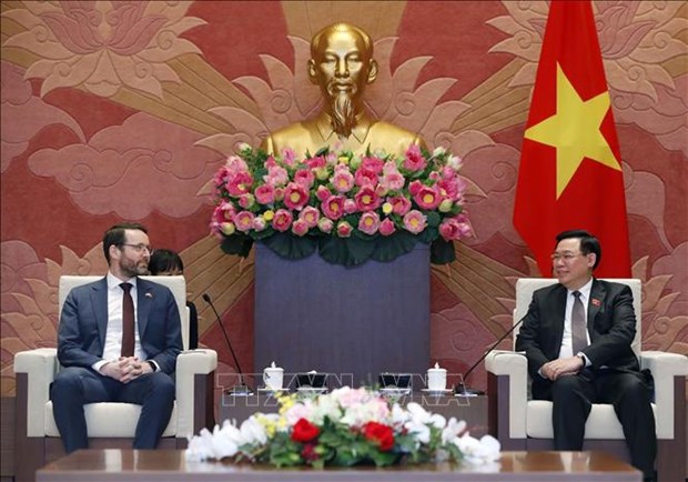 Presidente del Parlamento vietnamita recibe al embajador británico