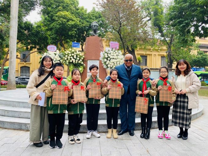 Ofrenda floral por 171 años del nacimiento del héroe cubano José Martí en Hanói
