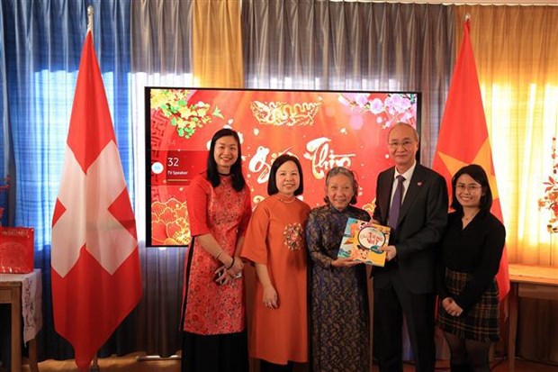 Destacan importancia de comunidad de vietnamitas en Suiza para desarrollo nacional