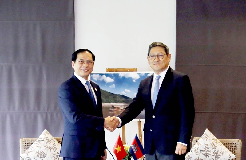 Canciller vietnamita Bui Thanh Son se reúne con su par camboyano