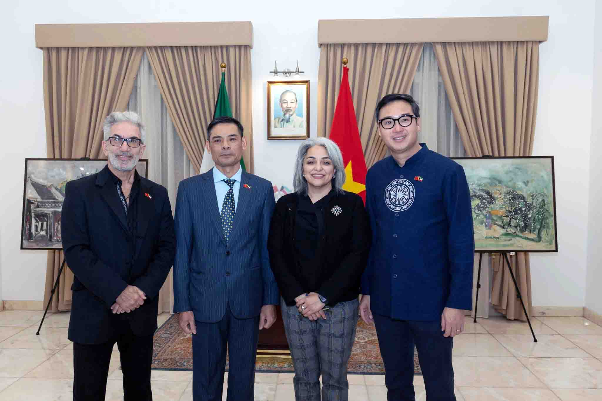 El pintor vietnamita Ngo Duc Hoang expone sus obras en Kuwait
