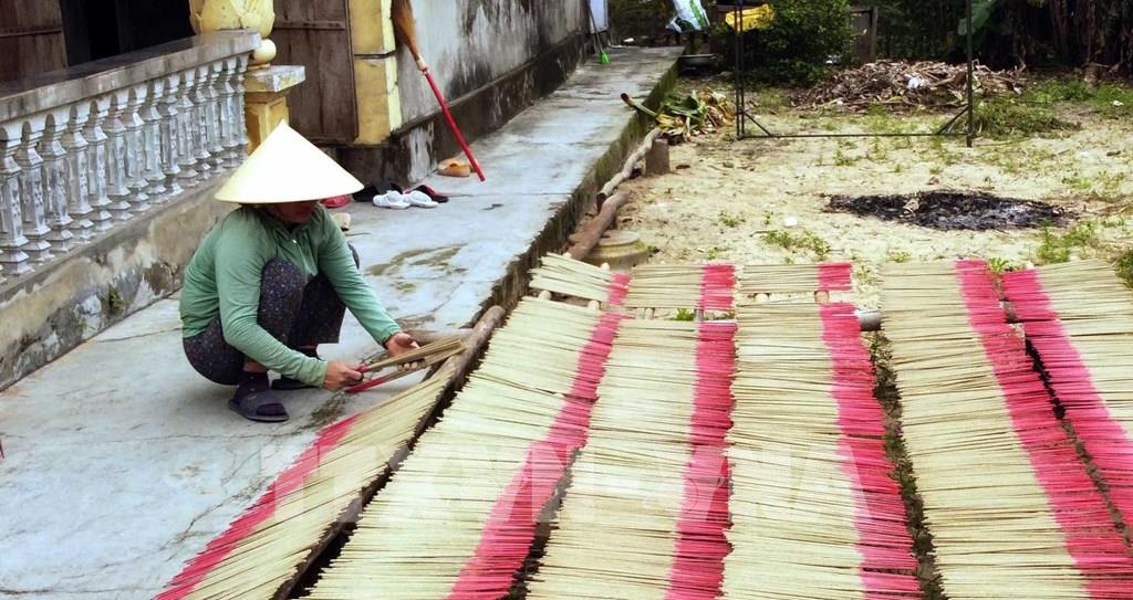 Bullicioso ambiente en la aldea de inciensos Quyet Thang en vísperas del Año Nuevo Lunar del Dragón 2024