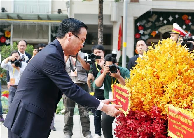 Presidente de Vietnam ofrenda inciensos en el muelle Nha Rong, en Ciudad Ho Chi Minh