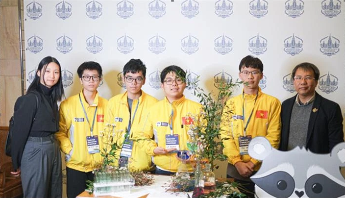 Dos alumnos vietnamitas ganan medallas de oro y bronce en la Olimpiada de Proyectos de Química y Vietnam se hace con el primer premio por equipos