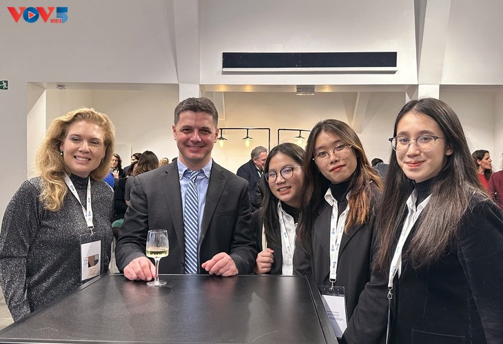 Alumnas vietnamitas demuestran capacidad en el Concurso de Mediación de Comercio Internacional