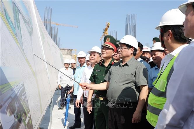 El primer ministro inspecciona la construcción de la Terminal T3 del aeropuerto de Tan Son Nhat