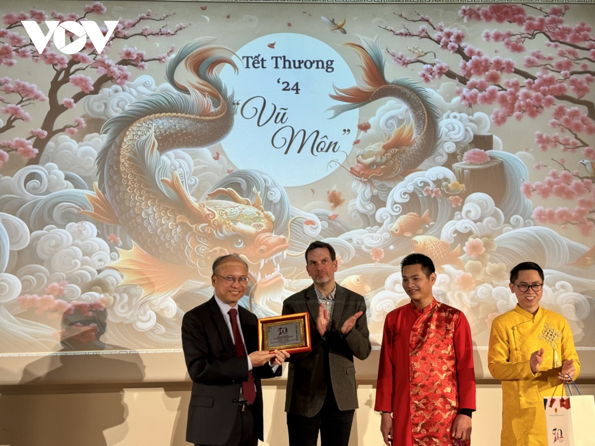 Los estudiantes vietnamitas en la ciudad francesa de Grenoble celebran el Tet