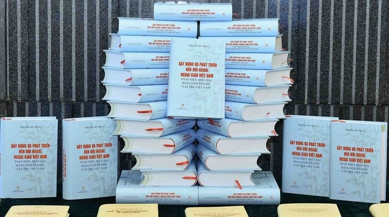 Presentan los dos libros del secretario general Nguyen Phu Trong sobre la gran unidad nacional y la política exterior de Vietnam