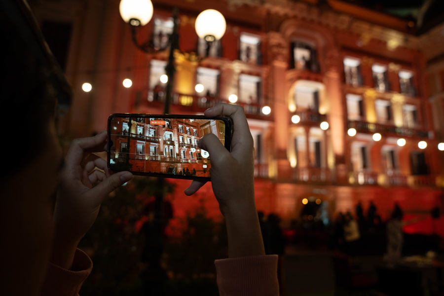 Fascinantes espectáculos nocturnos en la Ópera de Hanói atraen a los turistas