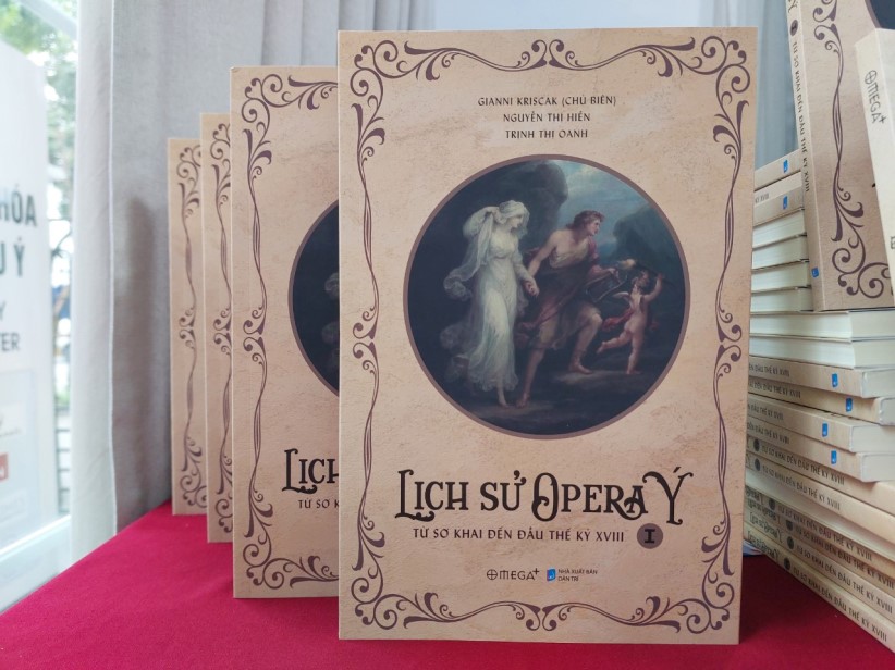 Profesor italiano publica libro vietnamita sobre la historia de la ópera italiana