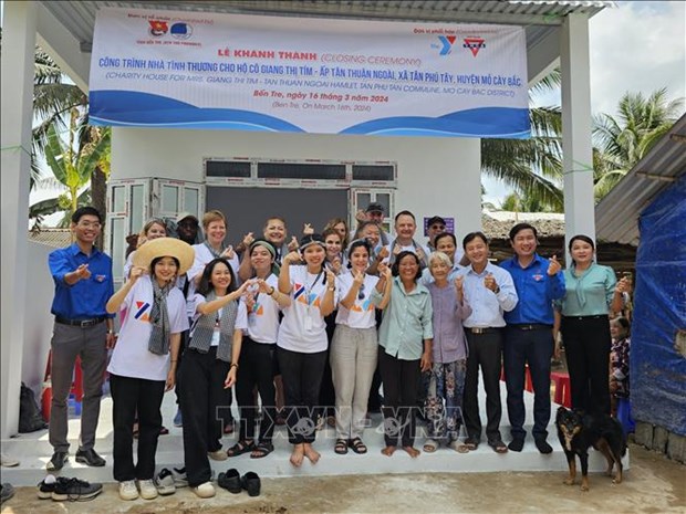 Voluntarios estadounidenses realizan actividades de seguridad social en Ben Tre