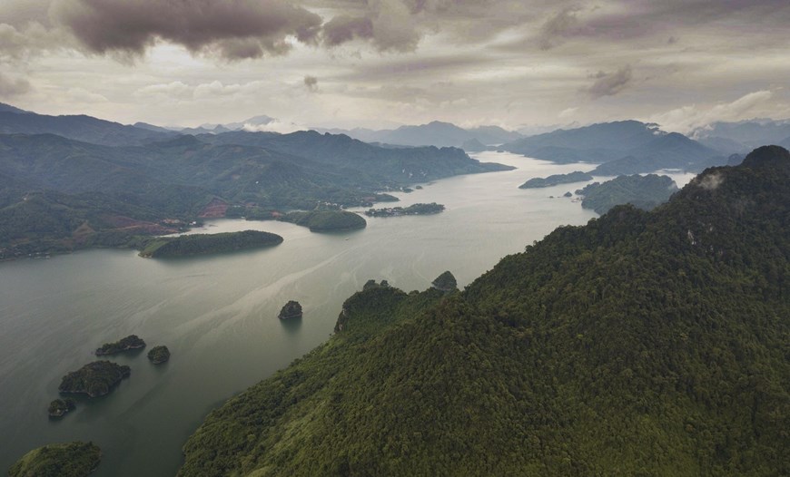 La belleza majestuosa y poética del embalse Hoa Binh