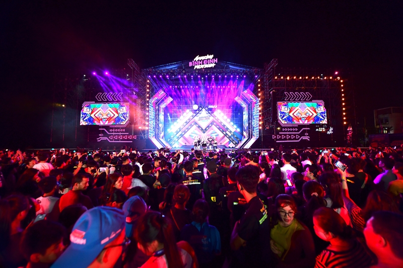 La noche musical internacional “Los colores de Binh Dinh” deleita al público vietnamita