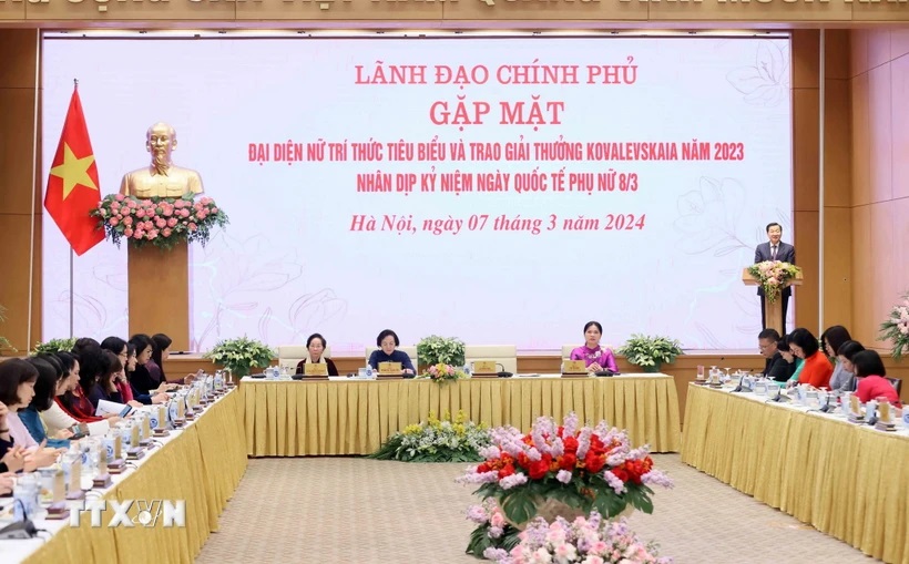 Entrega del premio Kovalevskaia 2023 a mujeres intelectuales sobresalientes de Vietnam