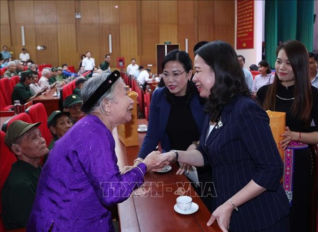 Presidenta interina entrega donaciones a personas con mérito revolucionario y niños desfavorecidos