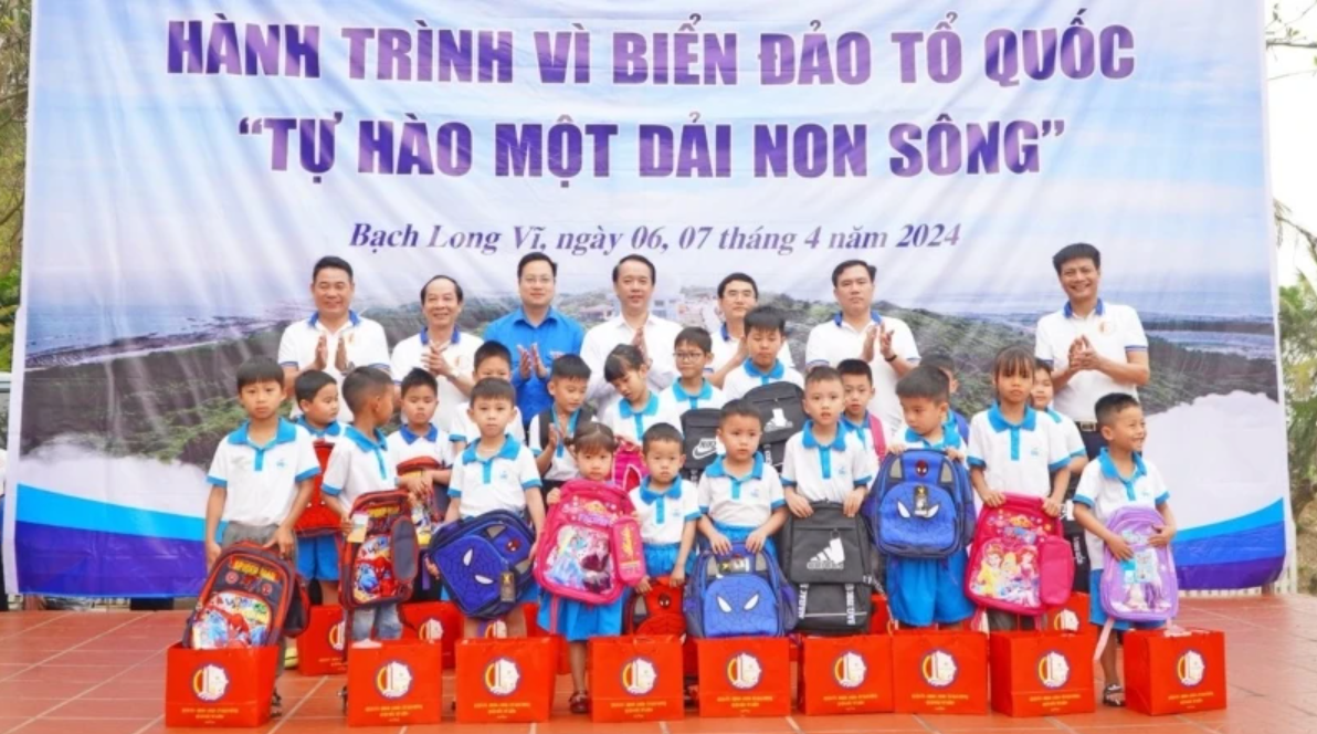 Una delegación de la Unión de Jóvenes Comunistas de Hanoi visita el distrito insular de Bach Long Vi, en la ciudad de Hai Phong