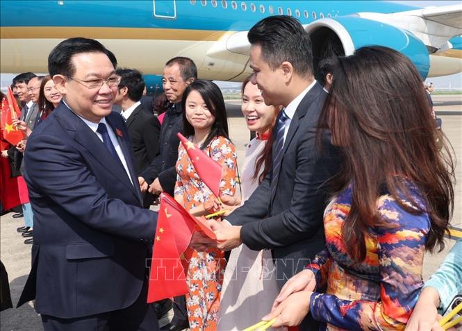 El presidente de la Asamblea Nacional visita Shanghai