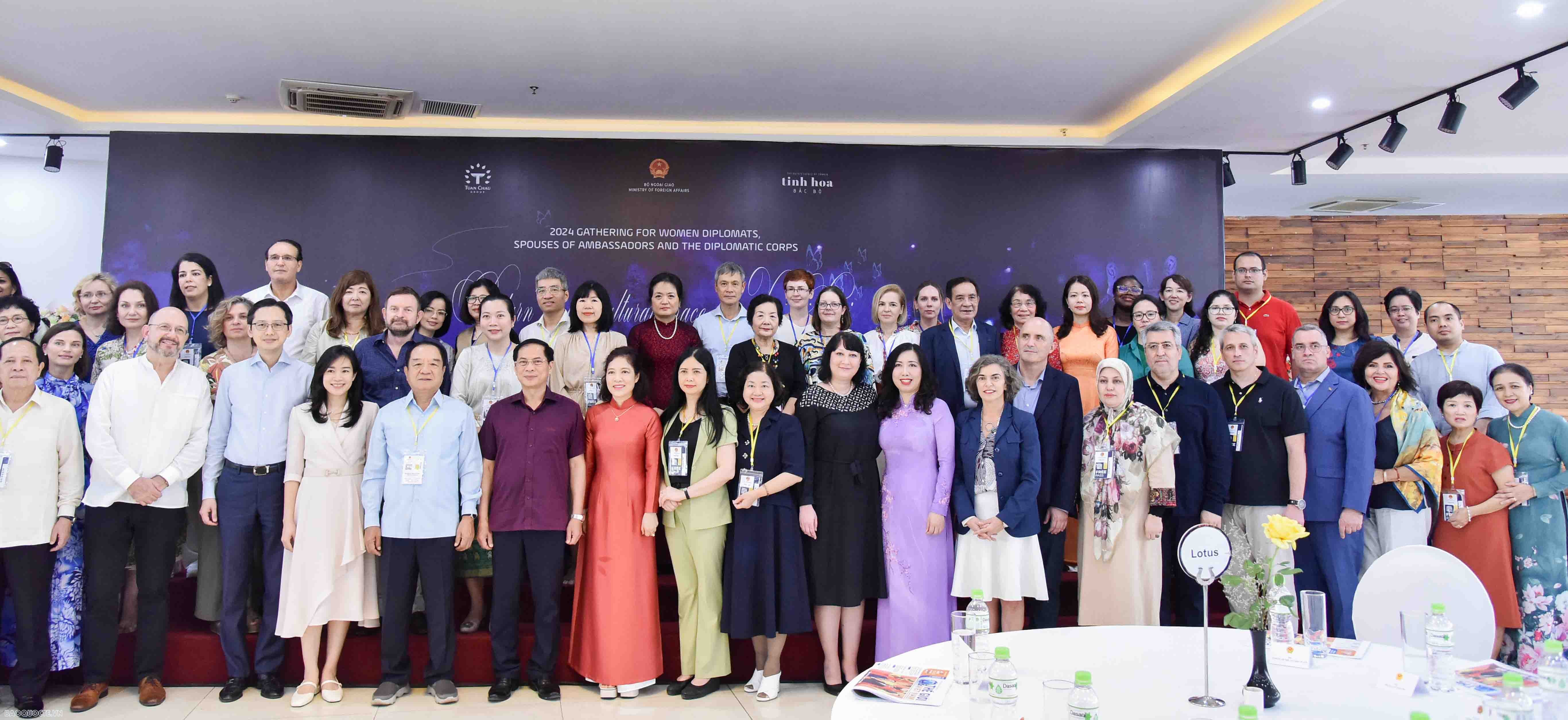 Diplomáticos extranjeros exploran la cultura Xu Doai