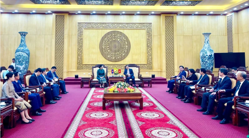 Una delegación de la Embajada de Laos en Vietnam visita Ninh Binh