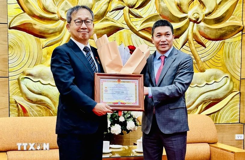 Recibe el embajador japonés la insignia de amistad