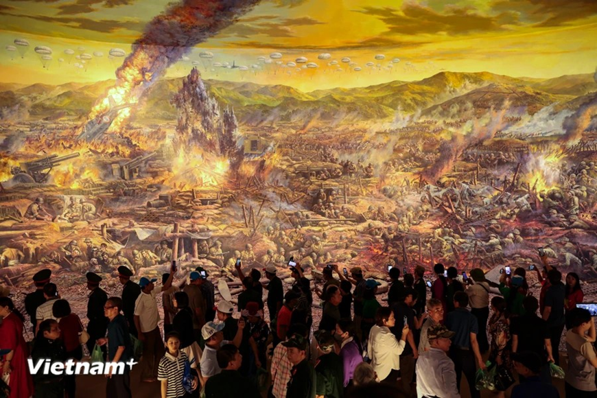 Miles de turistas visitan museo que conserva recuerdos de victoria de Dien Bien Phu