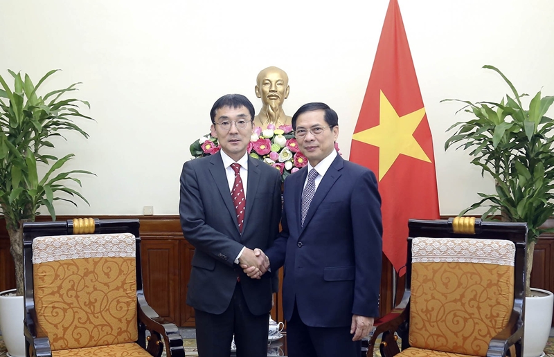 El Ministro de Asuntos Exteriores recibe al Presidente del Instituto de Investigaciones Económicas de Asia Oriental y la ASEAN