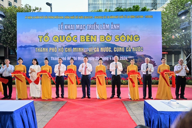 Inauguran la exposición fotográfica sobre los mares e islas de Vietnam