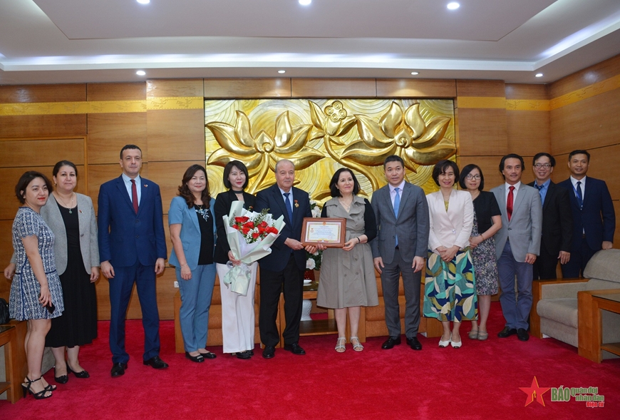 Entrega de medalla conmemorativa de amistad al embajador de Argelia en Vietnam