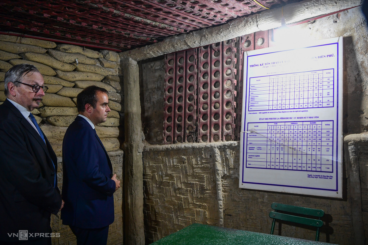 El Ministro de las Fuerzas Armadas de Francia visita reliquias de Dien Bien Phu