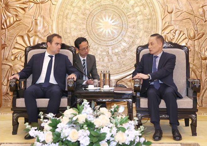 Dirigente partidista recibe al ministro francés de las Fuerzas Armadas