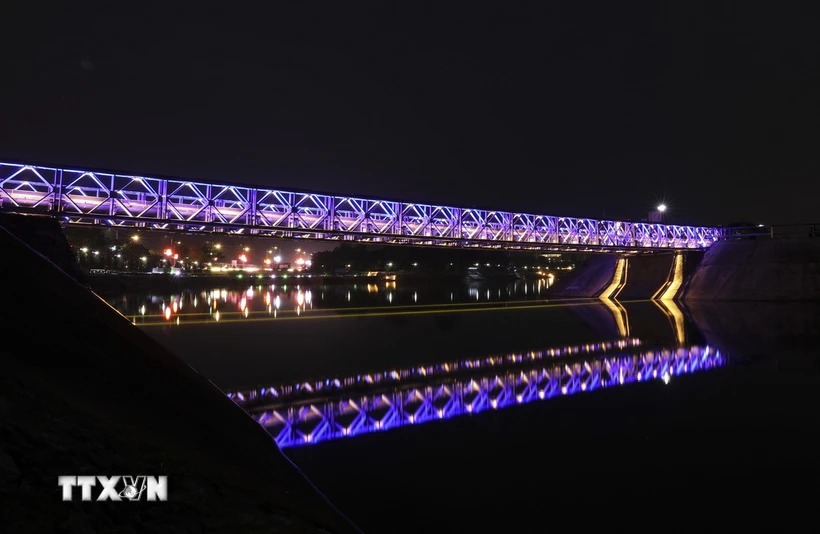 Entregan el sistema de iluminación del puente Muong Thanh patrocinado por Francia