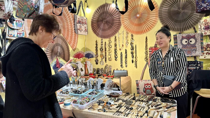 Promocionan productos artesanales vietnamitas en la Feria de París