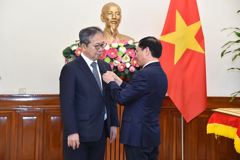 El embajador japonés condecorado por sus contribuciones a las relaciones diplomáticas Vietnam-Japón
