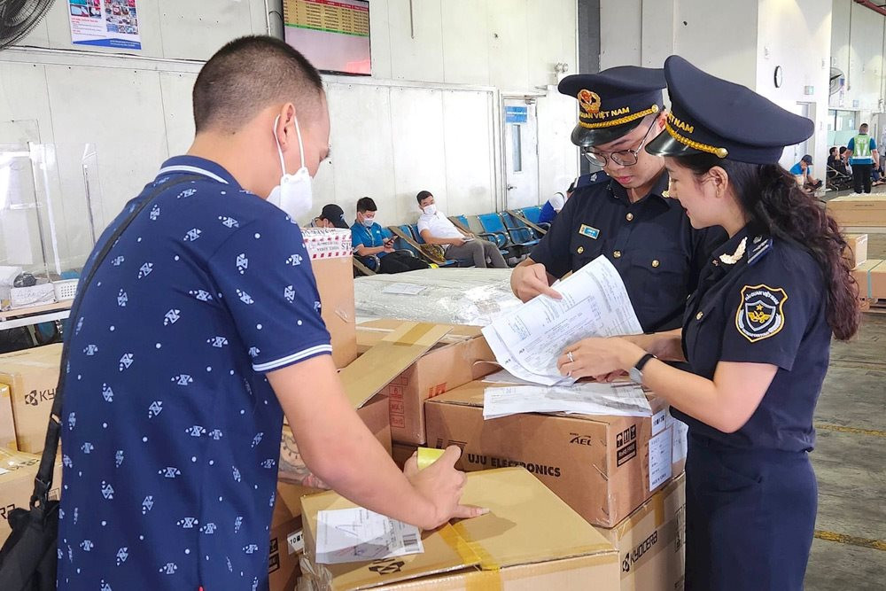 Vietnam registra superávit comercial de 8 400 millones de dólares en los primeros cuatro meses