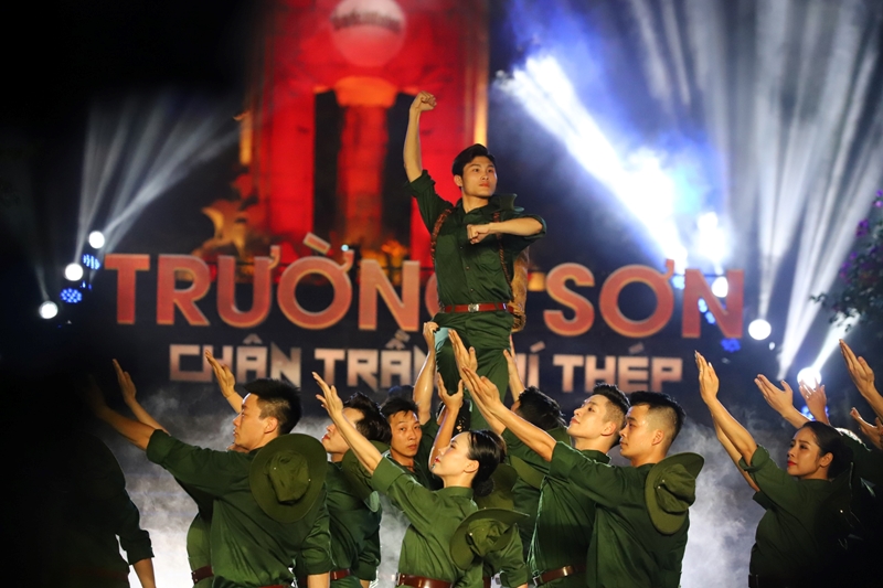Celebran programa especial del arte con motivo del 65 º aniversario de la apertura de la Ruta Ho Chi Minh