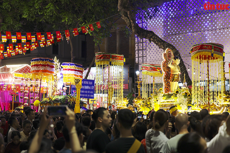 Ceremonia de procesión de sariras de Buda en la Pagoda Quan Su