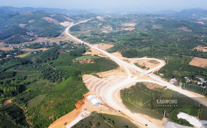Ha Giang aumenta inversión en infraestructura de transporte para servir al desarrollo económico