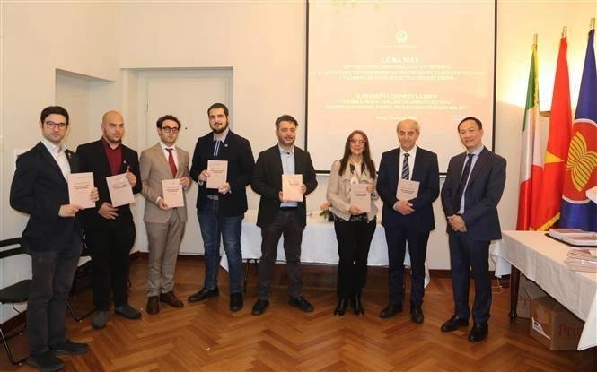 Publican versión italiana del libro del secretario general del PCV sobre el socialismo