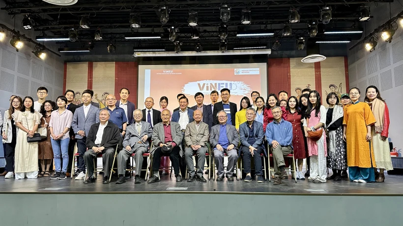 Encuentro entre generaciones de influyentes intelectuales vietnamitas en Francia