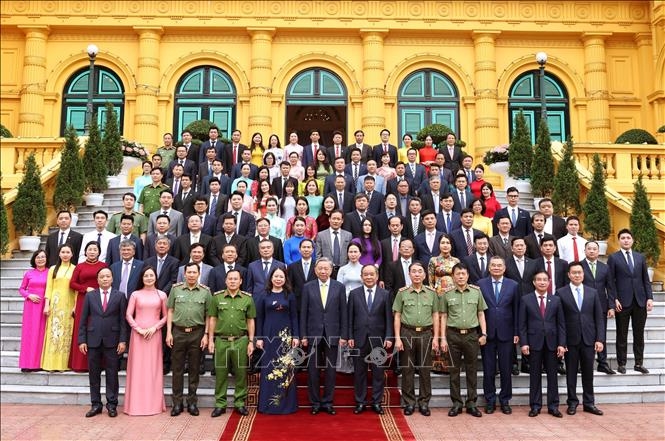 El nuevo presidente del país se reúne con funcionarios de la Oficina Presidencial