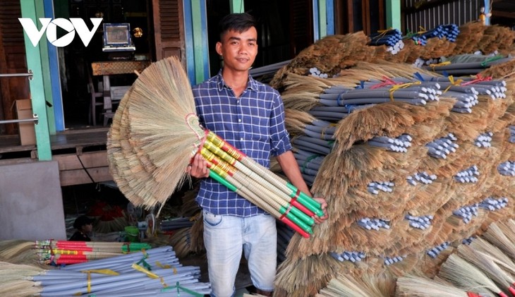 An Giang apuesta por preservar el oficio tradicional de elaborar escobas de hierbas