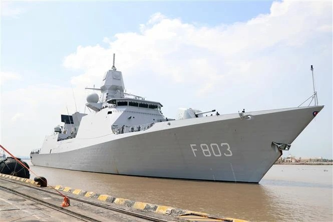 Fragata de la Armada Real de los Países Bajos llega al puerto en Hai Phong