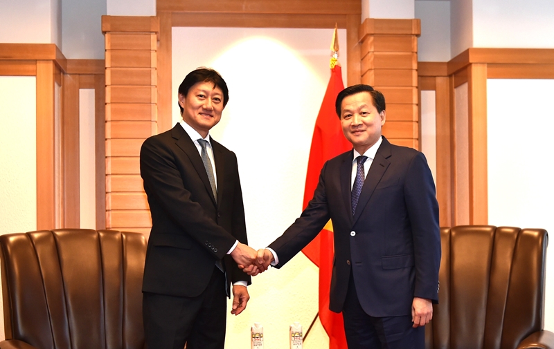 El viceprimer ministro Le Minh Khai se reúne con socios japoneses