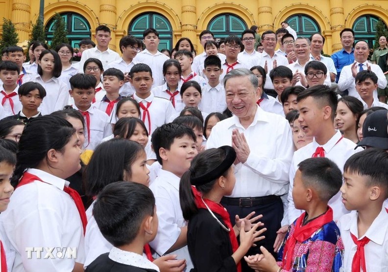 Presidente de Vietnam se reúne con jóvenes destacados cuyos padres sirven en la seguridad pública