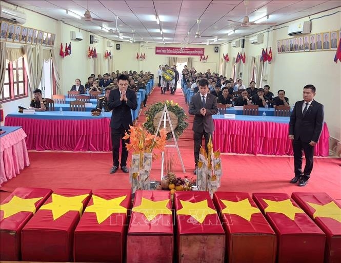 Repatrían restos de mártires vietnamitas fallecidos en Laos