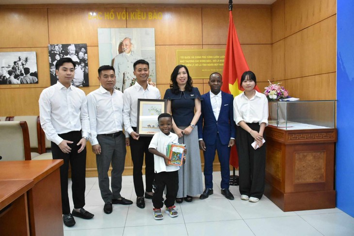 Vicecanciller se reúne con grupo de jóvenes con esfuerzos para difundir la imagen de Vietnam en África