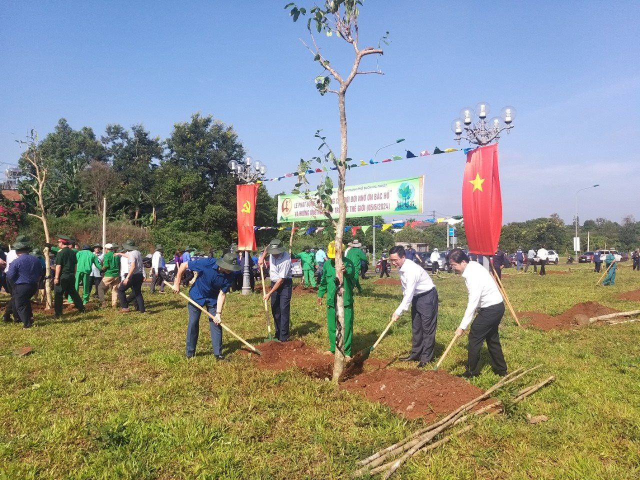 Dak Lak celebra el Día Mundial del Medio Ambiente con una fiesta de plantación de árboles
