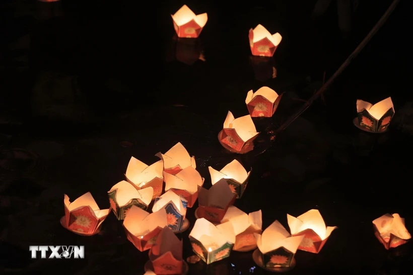Festival de farolillos flotantes en Hue