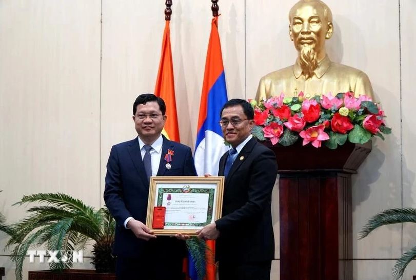 Funcionario vietnamita recibe Orden de la Libertad de Tercera Clase de Laos